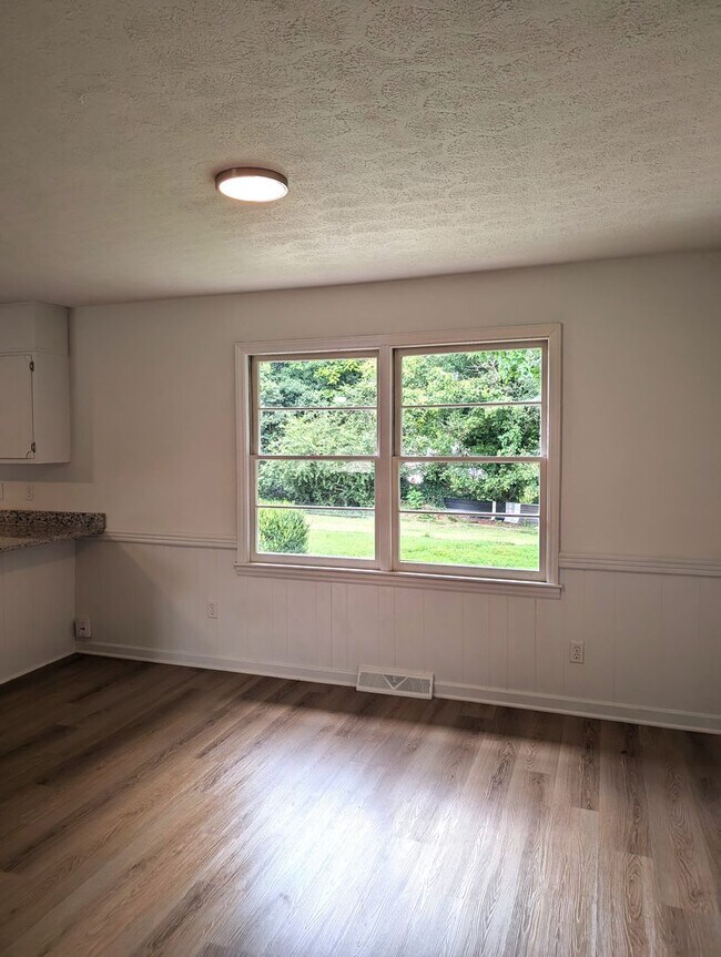 Photo - CherryVille Downtown, 3 bedroom, 100% Upgr...