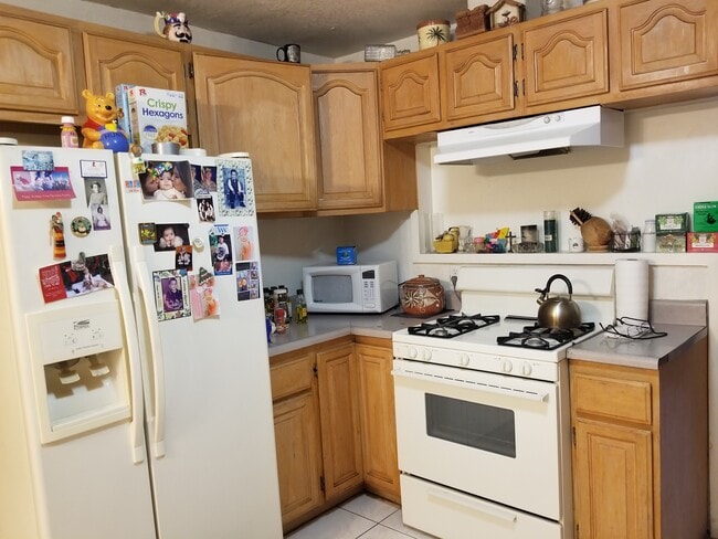 Full Equipped Kitchen, microwave, Stove and refrigerator. - 1405 S New Hampshire Ave