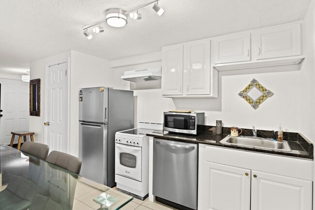 Building Photo - 243 Lake St Unit 1