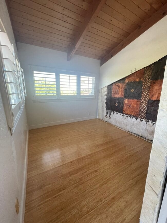 Building Photo - 510 Lakeview Way