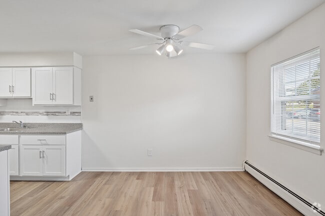 1BR, 1BA - 748SF - Dining Area