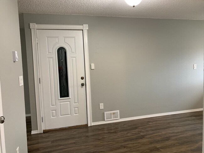 Photo - Adorable Ash Street 2bed/1.5ba Condo