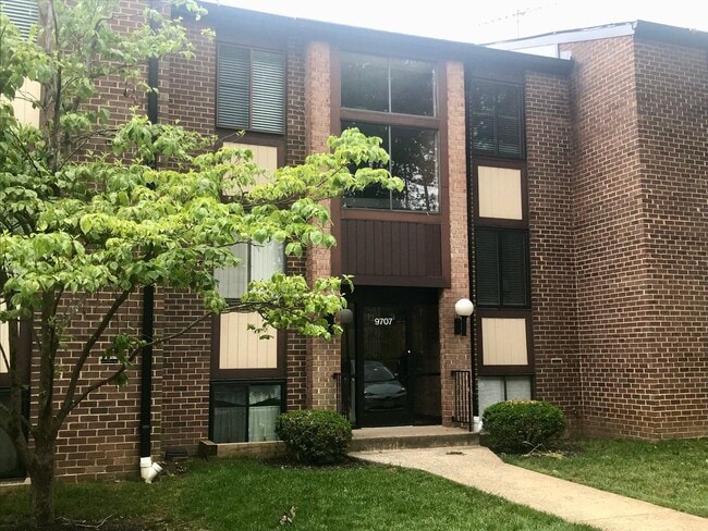 Building Photo - 9707 Kings Crown Ct Unit 201