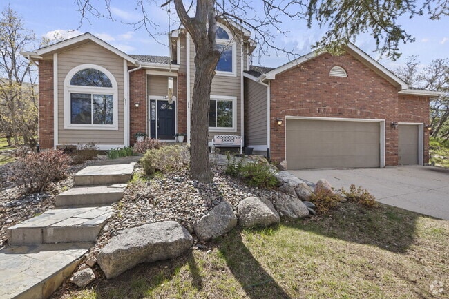 Building Photo - Spacious 6-Bedroom Broadmoor Rental with M...