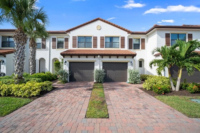Building Photo - Spanish Style townhome 3beds 2 1/2 baths i...