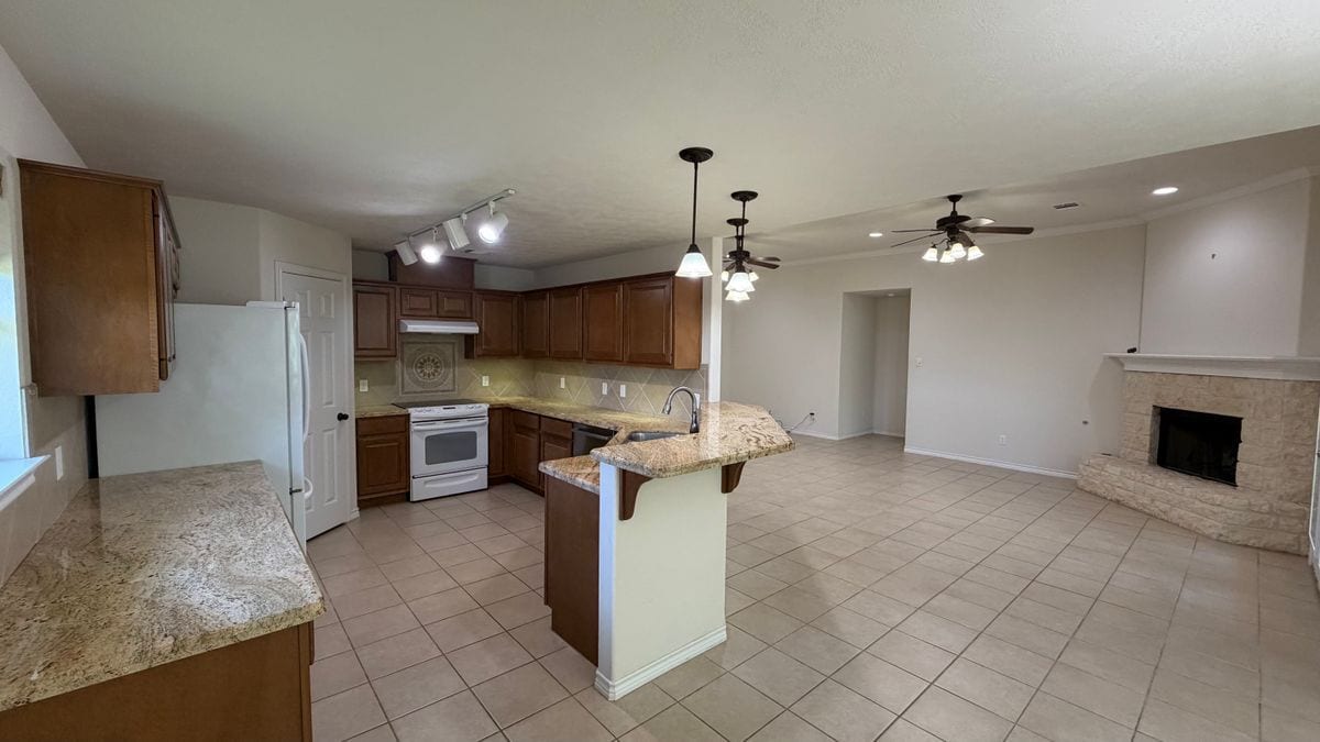 Photo - 1102 Crested Point Ct