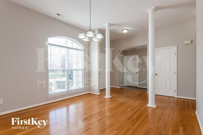 Photo - 2560 McGinnes Pl NW