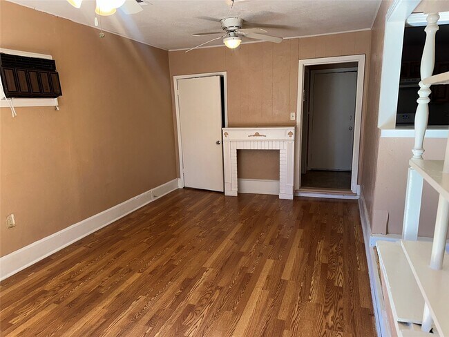 Photo - 5715 Beldart St