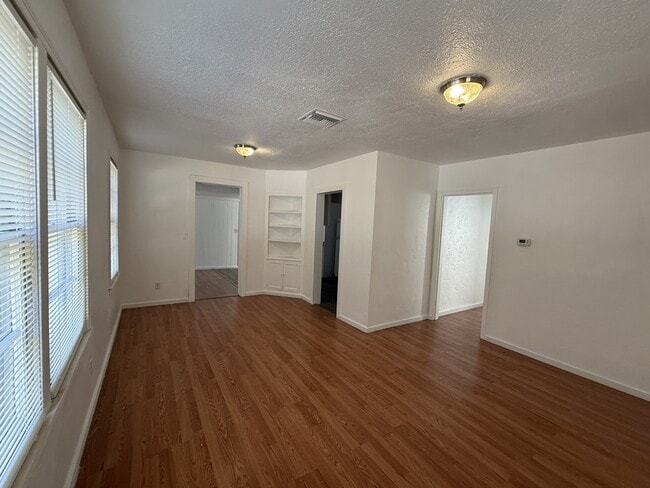 Photo - 656 NE Lake Dr