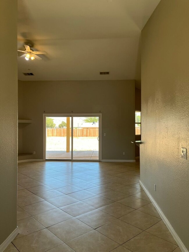 Photo - 4 bedrooms 2 bathroom home in Apple Valley!