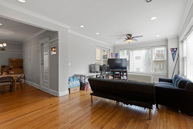 Photo - 433 W Wellington Ave Unit 2s