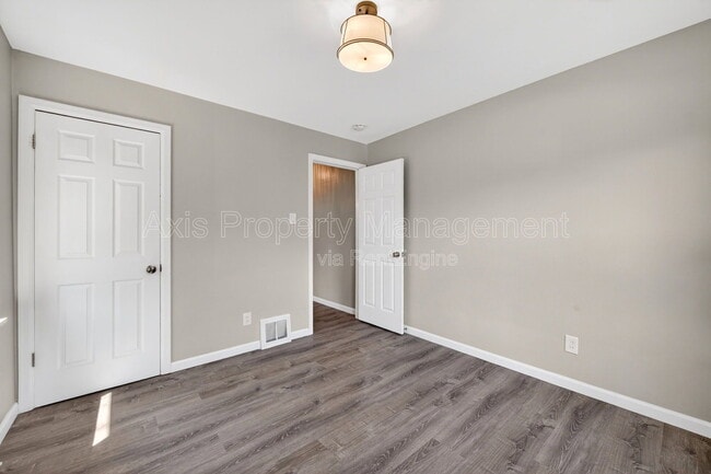 Photo - 905 Russell Blvd