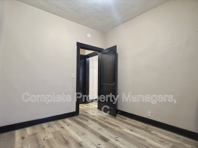 Photo - 325 E Washington St