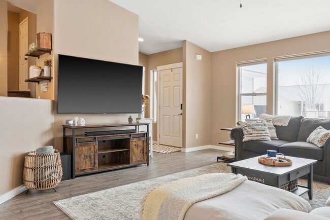 Photo - 18 Carnegie Dr