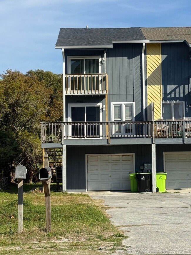Building Photo - 2 Bedroom, 1.5 bath Townhouse at the beach