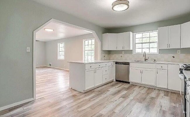 Building Photo - CHARMING 3/2 - Great Flooring - Historic Neighborhood