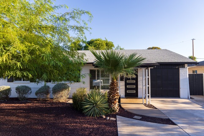 Exterior - 1359 E Whitton Ave Casa