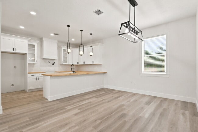 Photo - 2138 W Nassau St Unit 2