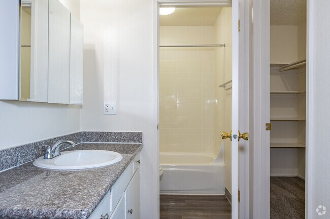 1BR, 1BA - 630SF - Bathroom