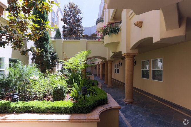 Photo - La Fontaine West