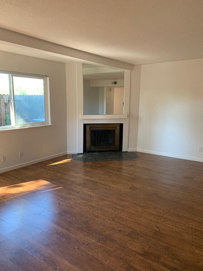 Photo - Beautiful 3/2.5 Townhome in Stonegate Area