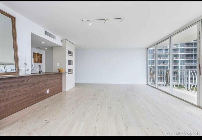 Building Photo - 7601 E Treasure Dr Unit 707