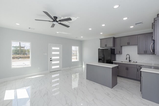 Photo - 6513 Avenue C