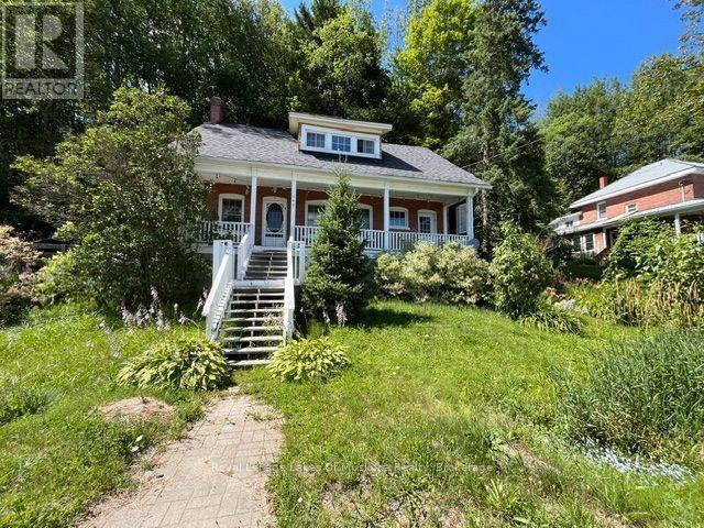 Photo - 149 Ryerson Cres
