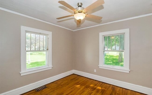 Photo - 1050 17th St NE