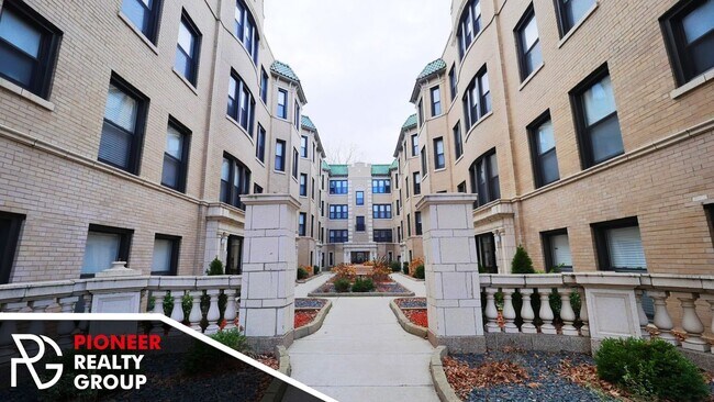 Building Photo - 4034 N Ashland Ave
