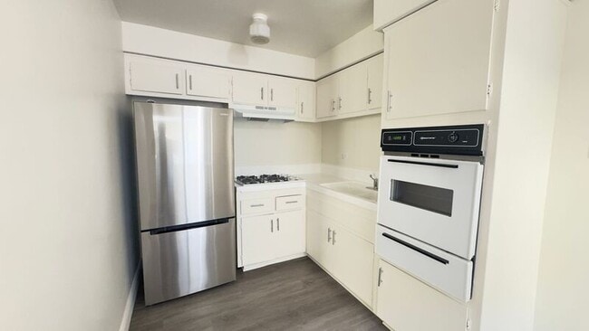 325 N Glendora Ave