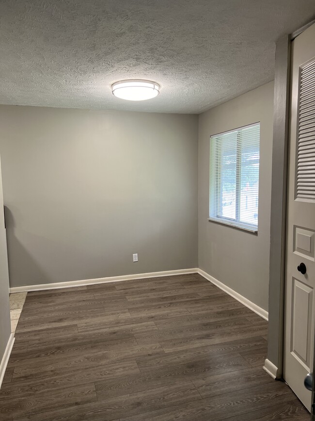 Photo - Twelve Oak Apartments Unit 104