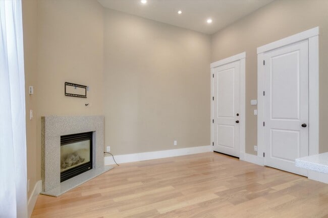 Photo - Completely Renovated Top Floor Unit in Victorian + Laundry in unit+ Contact for showing schedule!