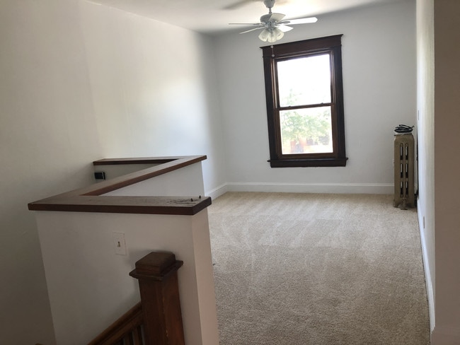 Building Photo - 516 S Sherman St Unit 2