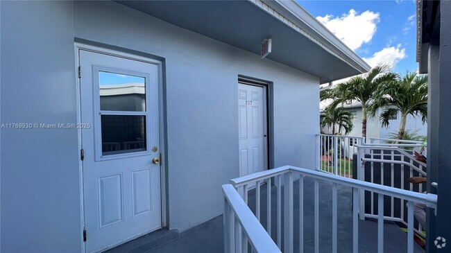 Building Photo - 1701 NE Miami Gardens Dr Unit 217 Rental