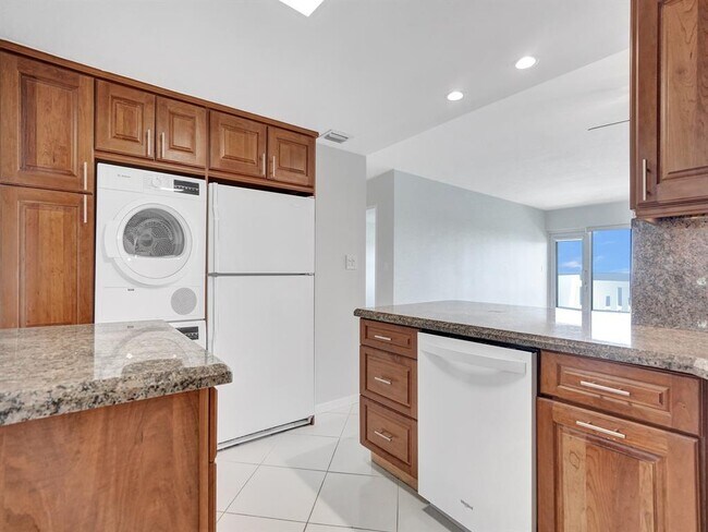 Building Photo - 2100 S Ocean Dr Unit 9L Rental