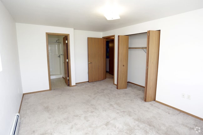 2BR, 2BA - 1000 SF
