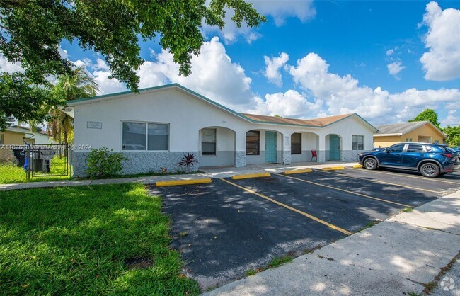 Building Photo - 7610 SW 10th St Unit 2 Rental