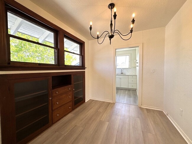 Photo - University Heights -Huge 1 Bedroom with Bonus Room/Bedroom and AC in Charming Vintage Building Unidad 1067