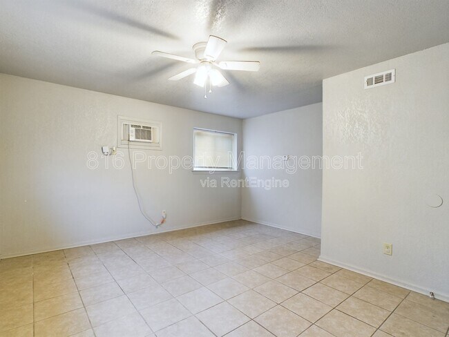 Building Photo - 15112 Bellaire Ave Unit B