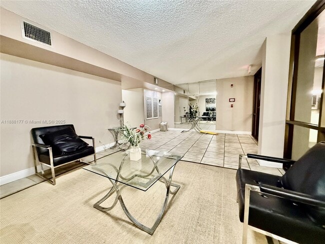Photo - 2761 Taft St Unidad 201