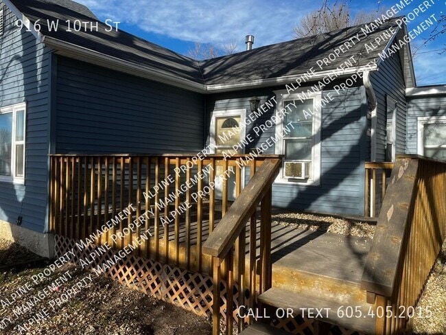 916 W 10th St