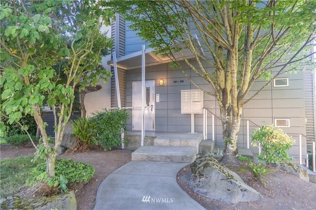 Building Photo - 2731 Boylston Ave E Unit 300