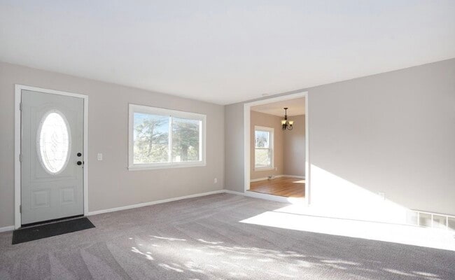 Sala de estar - 2811 3 Mile Rd NE