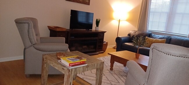 Sala de estar espaciosa y acogedora - 705 Elsom St