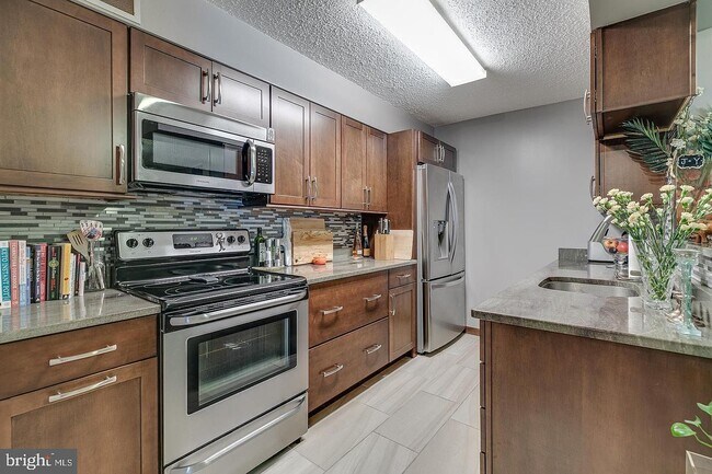Building Photo - 1420 Locust St Unit 18f Rental