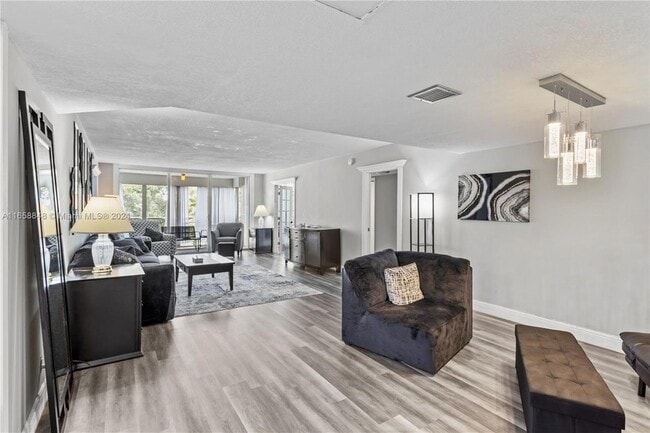 Building Photo - 3980 Oaks Clubhouse Dr Unit 303