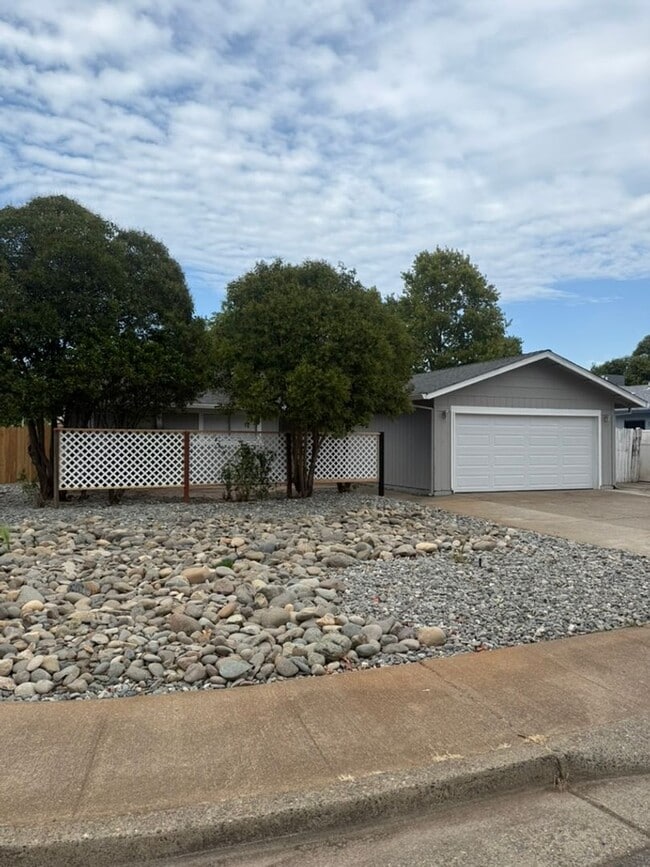 Building Photo - 3-bedroom, 2-bathroom home in great neighb...