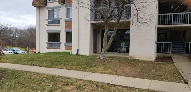 Building Photo - 7950 Seven Woods Dr Unit 7950 Seven Woods Dr