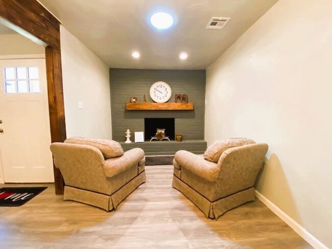 Photo - 1100 Elmhurst St